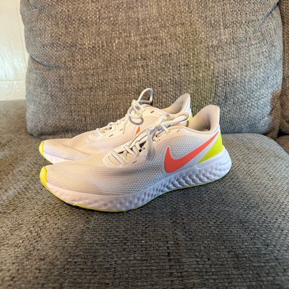 Nike Revolution 5 Running Shoes - Picture 1 of 5